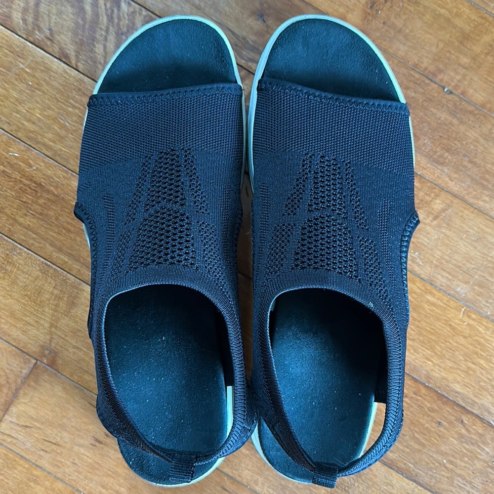 NWOT Remonte sandals